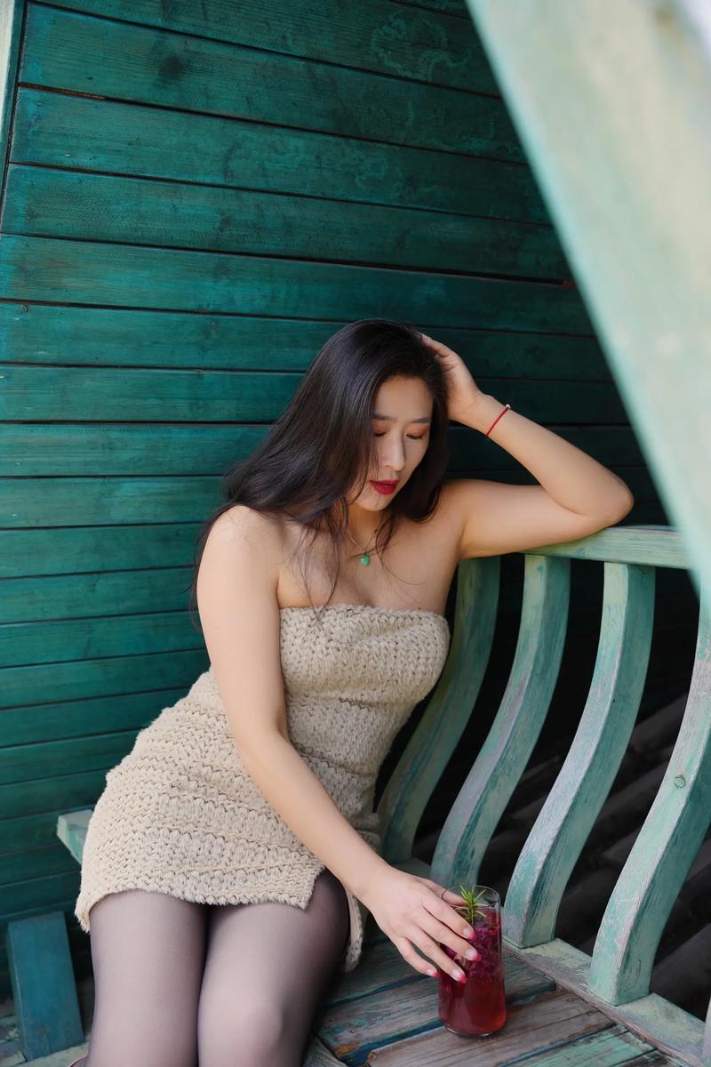 操极品美女老师的相关介绍