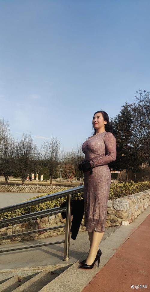 一边亲下面一边摸上面的相关介绍
