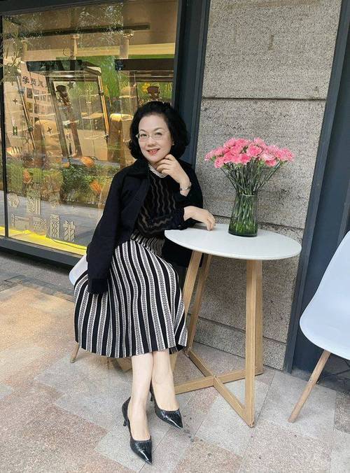 美女老师被同学操的相关介绍