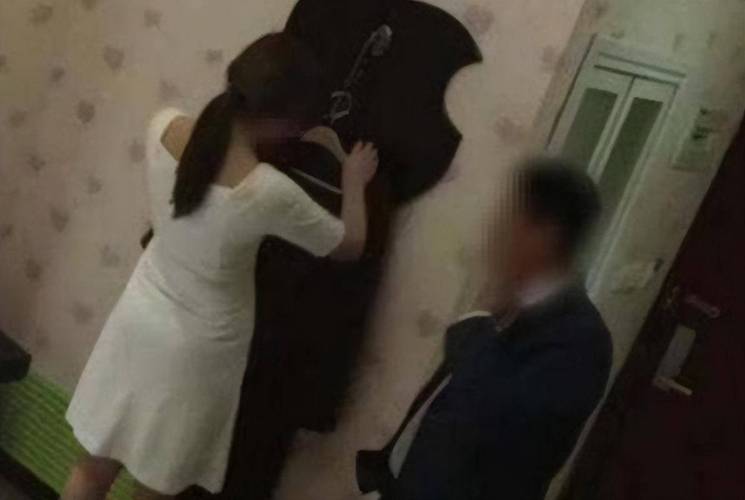 啪啪人妻的相关介绍