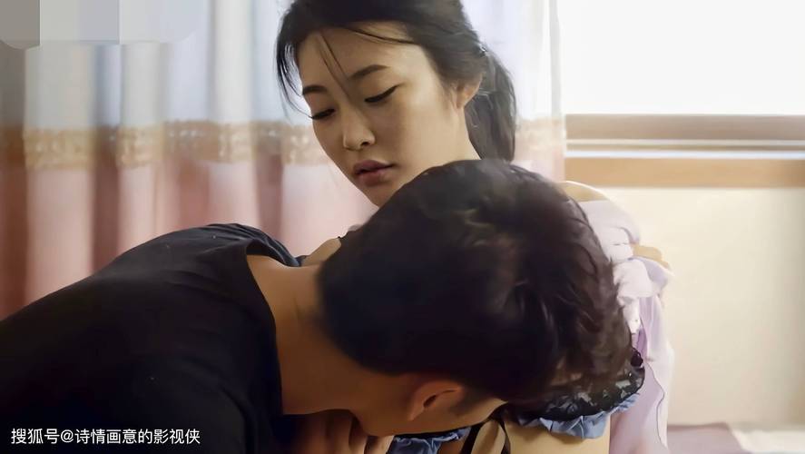 一边揉着胸一边亲下面的相关介绍