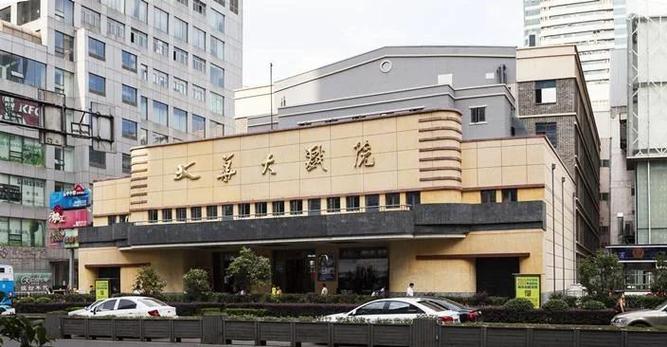 上面一边摸下面一边亲的相关介绍